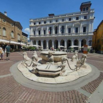 La fontana del Contarini in piazza Vecchia: sopra e sotto